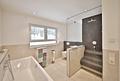 Exklusives Anwesen mit großzügigem Garten, Kamin, Aufzug und Einliegerwohnung - Badezimmer