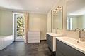 Großzügig, individuell und perfekt für Familien: Exklusive Villa mit Garten und Pool - Großes Kinderbad mit Wanne und Dusche