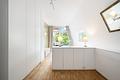 Lichtfülle und zeitlose Eleganz: Bezauberndes Stadthaus mit Südwest-Ausrichtung - Masterbereich mit Balkon