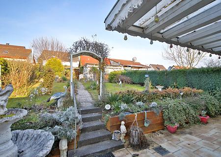 Ruhige Lage, sonniger Garten, Garage – Doppelhaushälfte zum Modernisieren - Gartenzugang