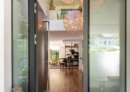 Einfamilien-Refugium mit Pool, Sauna, Fitness und geschützter Gartenidylle in isarnaher Villenlage - Exklusives Einfamilien-Refugium