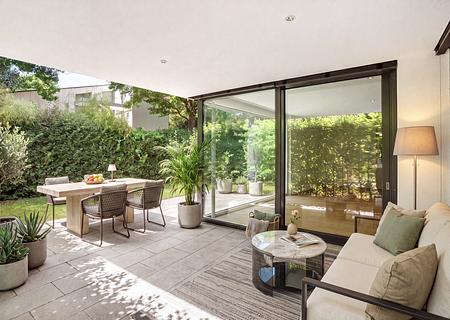 Garten-Idyll in Toplage Herzogpark: Exklusive 3,5-Zimmer-Wohnung in moderner Design-Villa -  Hoher Erholungswert (virtuell möbliert)