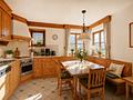 Zuhause mit Alpenpanorama – Zweitwohnsitz & Ferienwohnung mit attraktiven Mieteinnahmen! - Küche - Ferienwohnung mit Blumen