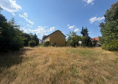 Exklusive Wohnlage in Pullach - Grundstück mit Altbestand / Abbruch ZFH im Erbbaurecht zu vergeben - Hausansicht & Grundstück