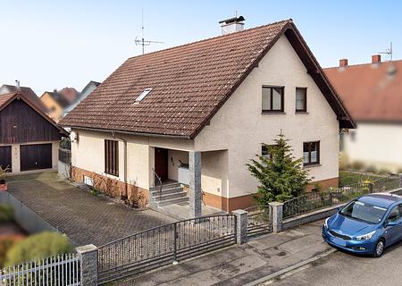 Familientraum mit Terrasse & Gartenidylle, Brunnen und barrierefreiem Komfort! - Außenansicht