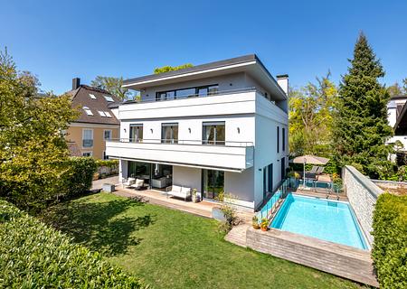 Großzügig, individuell und perfekt für Familien: Exklusive Villa mit Garten und Pool - Großzügige Familienvilla