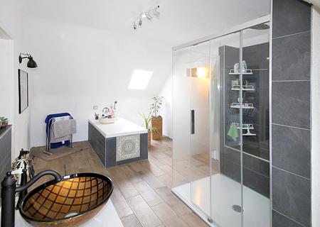 Ihr neues Zuhause: Modernisierte DG-Wohnung mit Aussicht und Charme - Badezimmer mit Wanne
