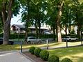 Helle Maisonettewohnung mit Südbalkon in ruhiger Alleestraße – modernes Wohnen in Krefeld-Kempener Feld - 025 Sicht auf die Straße vom Hauseingang