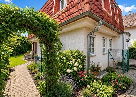++ Bad Soden: 5-Zimmer-Einfamilienhaus, freistehend, 2 Bäder, idyllischer Garten ++ - Weg zum Keller & Garten