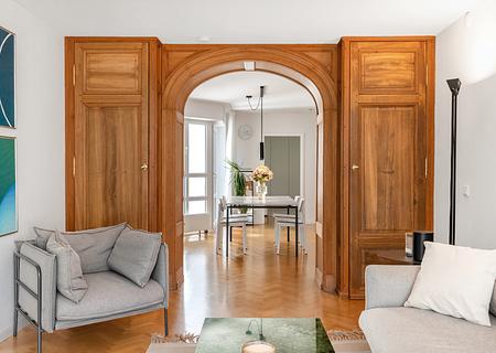 Familiengerechte 3-Zimmer-Wohnung mit zwei Balkonen in begehrter Schwabinger Lage - Ideal gegliederter Wohn-/Essbereich