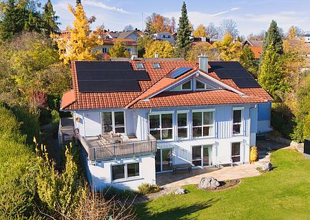 Bildschönes Familienhaus in Holzbauweise mit Wärmepumpe, PV und Weitblick in die Natur - Familiendomizil