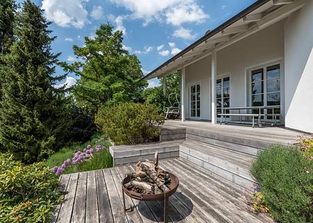 Raumwunder mit herrlicher Aussicht und Traumgarten: Hochwertig modernisiertes Familienanwesen - Vielfältig nutzbare Terrassenflächen