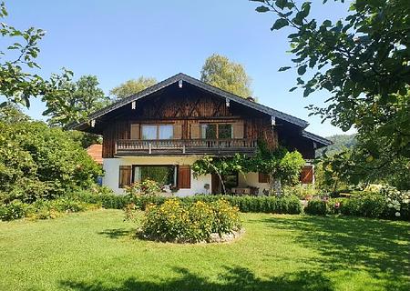 Vor den Toren Münchens im goldenen Tal:
Charmantes, gepflegtes Einfamilienhaus mit großem Grund - Hausansicht