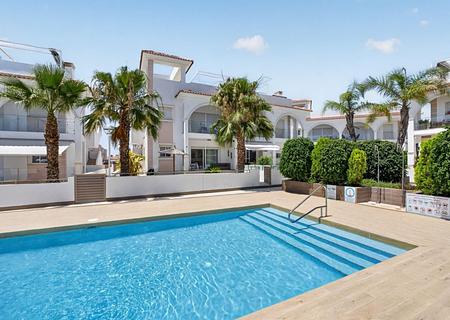 Moderne Wohnung mit eigenem Garten und direktem Zugang zum Pool