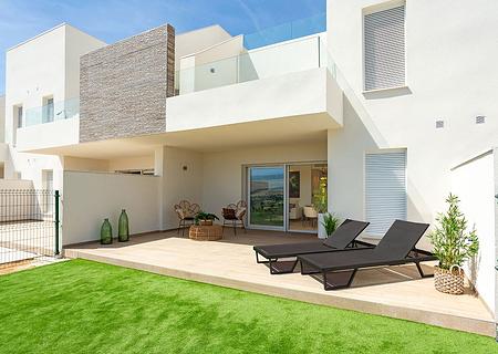 Erdgeschoss-Wohnungen mit 3 Schlafzimmern, 2 Bädern, Klimaanlage und Gemeinschaftspool in der wunderschönen Golfanlage La Finca Resort