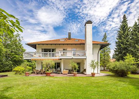 Repräsentative Walmdachvilla mit Wellness-Bereich, Traumgarten und hoher Privatsphäre - Klassischer Villen-Stil