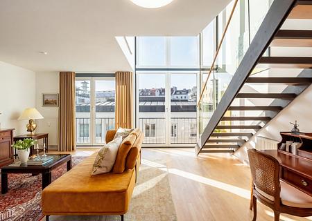 Lichtfülle über den Dächern der Stadt: Loftartige Maisonette mit Dachterrasse - Reizende Maisonette-Wohnung in Maxvorstadt