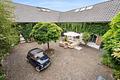 Exklusives Landhaus mit Loft-Charme in Pulheim - Innenhof mit Lounge und Sitzbereich