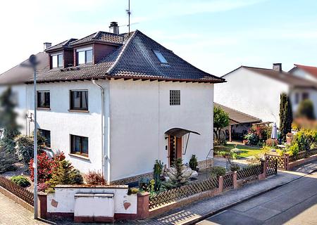 Solides Dreifamilienhaus mit Potenzial! - Ansicht Haus