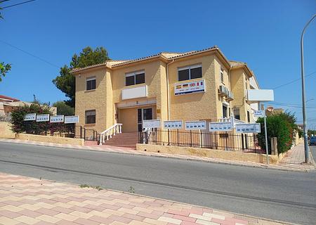 Großzügige Villa mit 6 Schlafzimmern, 2 Bädern und Meerblick ODER wohnen und arbeiten im gleichen Haus!
