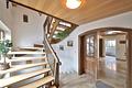 Familientraum mit Terrasse & Gartenidylle, Brunnen und barrierefreiem Komfort! - Treppenhaus