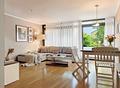 Frei zum Bezug! Elegantes Wohnen in Oberföhring. Neue Fernwärmeheizung. - Wohnzimmer (KI-möbliert)