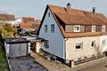 Ruhige Lage, sonniger Garten, Garage – Doppelhaushälfte zum Modernisieren - Frontansicht