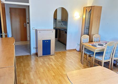 Moderne 2-Zimmer-Wohnung für Kapitalanleger im Münchner Westen - Blick auf Wohnraum, Küche & Diele