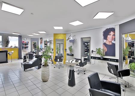 Schöner Friseursalon zu verkaufen.
Nutzungsänderung zur Wohnung möglich. - Salon