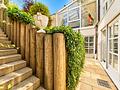 Walmdach-Einfamilienhaus mit schönem Garten, Wintergarten & vielseitigem Souterrain am Isarhochufer - Zugang vom Souterrain zum Garten