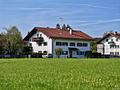Ihr Rückzugsort in Prien am Chiemsee – geräumige 2-Zimmer-Wohnung in kleiner Wohnanlage. - Hausansicht