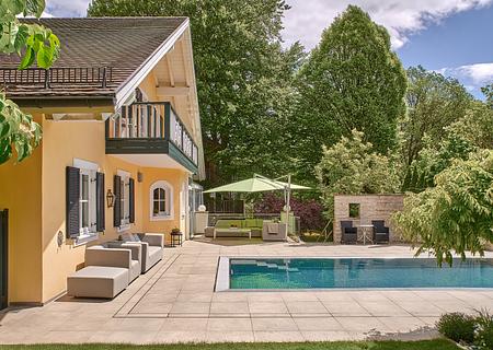 Klassische Landhaus-Villa mit Einliegerwohnung, Pool und stimmungsvollem Gartenidyll - 2022 erneuerter Poolbereich