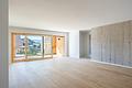 Erstbezug: Besonders großzügige 4-Zimmer-Wohnung mit umlaufendem Balkon und Loggia - Heller Wohnbereich mit Sichtbeton