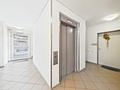 Dachau-Süd:
Sonnige 4-Zimmer-Erdgeschosswohnung mit großem Garten und zwei TG-Stellplätzen - Treppenhaus / Aufzug