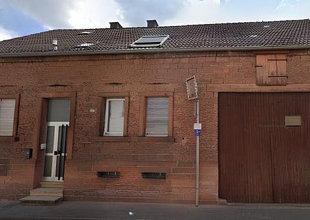 Großes Einfamilienhaus auf 1.500 m² Grundstück mit Scheune & attraktivem Entwicklungspotenzial - 0 - Frontansicht Straße