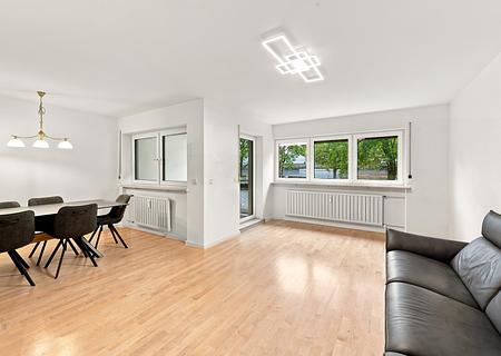 Gepflegte 3,5-Zimmer-Wohnung mit zwei Balkonen nahe Campus Martinsried - Heller Wohnbereich mit Loggia