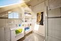 Moderne 4-Zimmer-Wohnung mit zwei Balkonen, Klimaanlage, Tiefgaragenstellplatz und Gartennutzung - Badezimmer