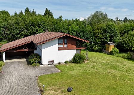 Familienfreundliches Einfamilienhaus mit weitläufigem Garten zur Vermietung in Happing - Blick zum Haus