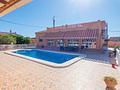 Sehr schöne Landhaus-Villa mit 3 Schlafzimmern, 2 Bädern, Dachterrasse und Privatpool