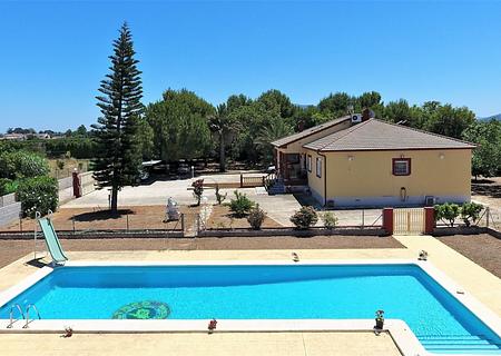 Villa mit 4 Schlafzimmern und großem Pool, auf einem großzügigen Grundstück ohne Stromleitungen und in unmittelbarer Nähe zum Strand