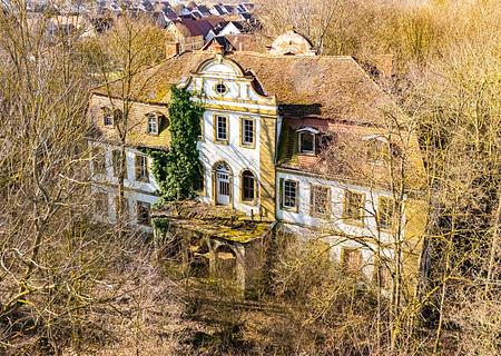 HEGERICH: Denkmalgeschütztes Schloss mit großem Potential in Illesheim - Schloßstraße 8 - Illesheim - FLUG-18
