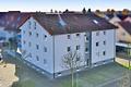 Herrlich große und helle Maisonette-Wohnung mit Balkon, Carport und Garage - Haus Eingangsseite