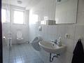 Ausstellungs- bzw. Lagerfläche im Erdgeschoss, mit Büroräumen im 1. OG - in 83395 Freilassing - WC Herren OG