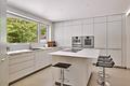 Spektakuläre Architektur & exklusive Waldrandlage: Atemberaubende Villa mit Indoor-Pool und SPA - Kochinsel mit Dining Bar