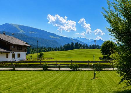 Mitten im Ort und die Berge im Blick – Baugrundstück in besonderer Lage! - Grundstück mit Aussicht