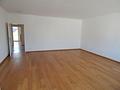 Frisch renovierte 3-Zimmer-Wohnung mit Balkon, Loggia & saniertem Bad im gepflegten Zweifamilienhaus - Wohnzimmer Bild 3