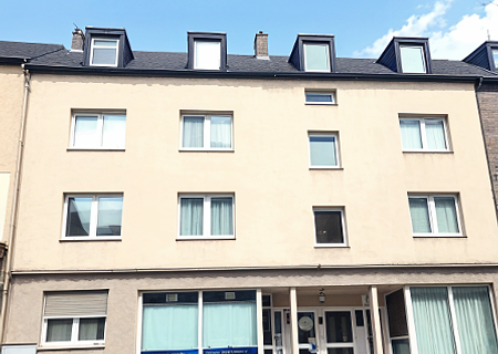 Wohn- und Geschäftshaus in Duisburg-Mittel-Meiderich – voll vermietet & renditestark mit 5WE und 2GE - Fassade Straße-