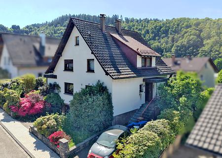 Ruheoase im Murgtal – Charmantes Einfamilienhaus mit großem Garten & Potenzial - Hausansicht