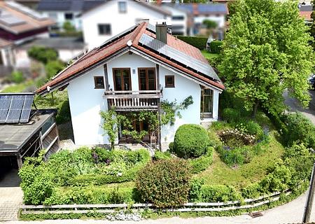 Lichtdurchflutete Wohnoase: Familienglück mit Galerie in Stephanskirchen - Waldering - Blick zum Haus