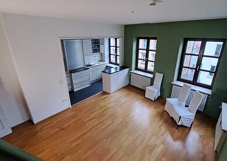 Haus im Haus! Große, denkmalgeschützte Altbauwohnung in der Augsburger Altstadt - Blick von der Treppe ins Wohnzimmer